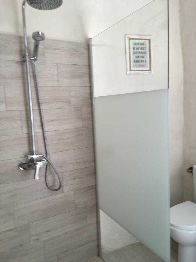 Seb&Laeti Guesthouse Saint Laurent d'Aigouze Bagian luar foto